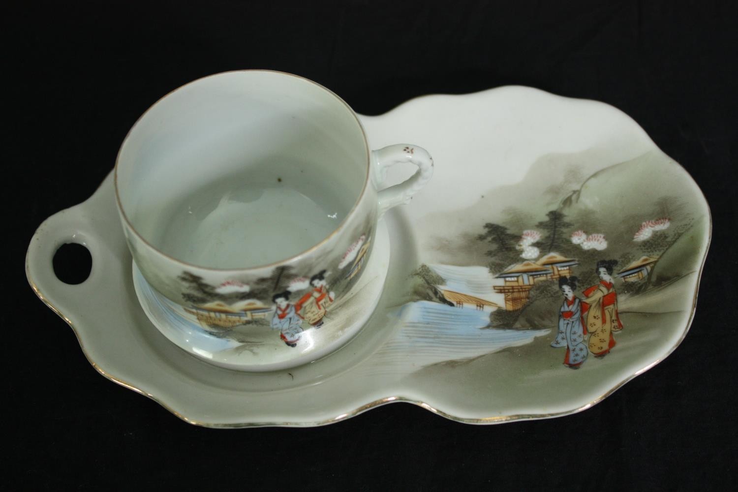 A vintage hand decorated Japanese tea service. L.22cm. (largest) - Image 5 of 8