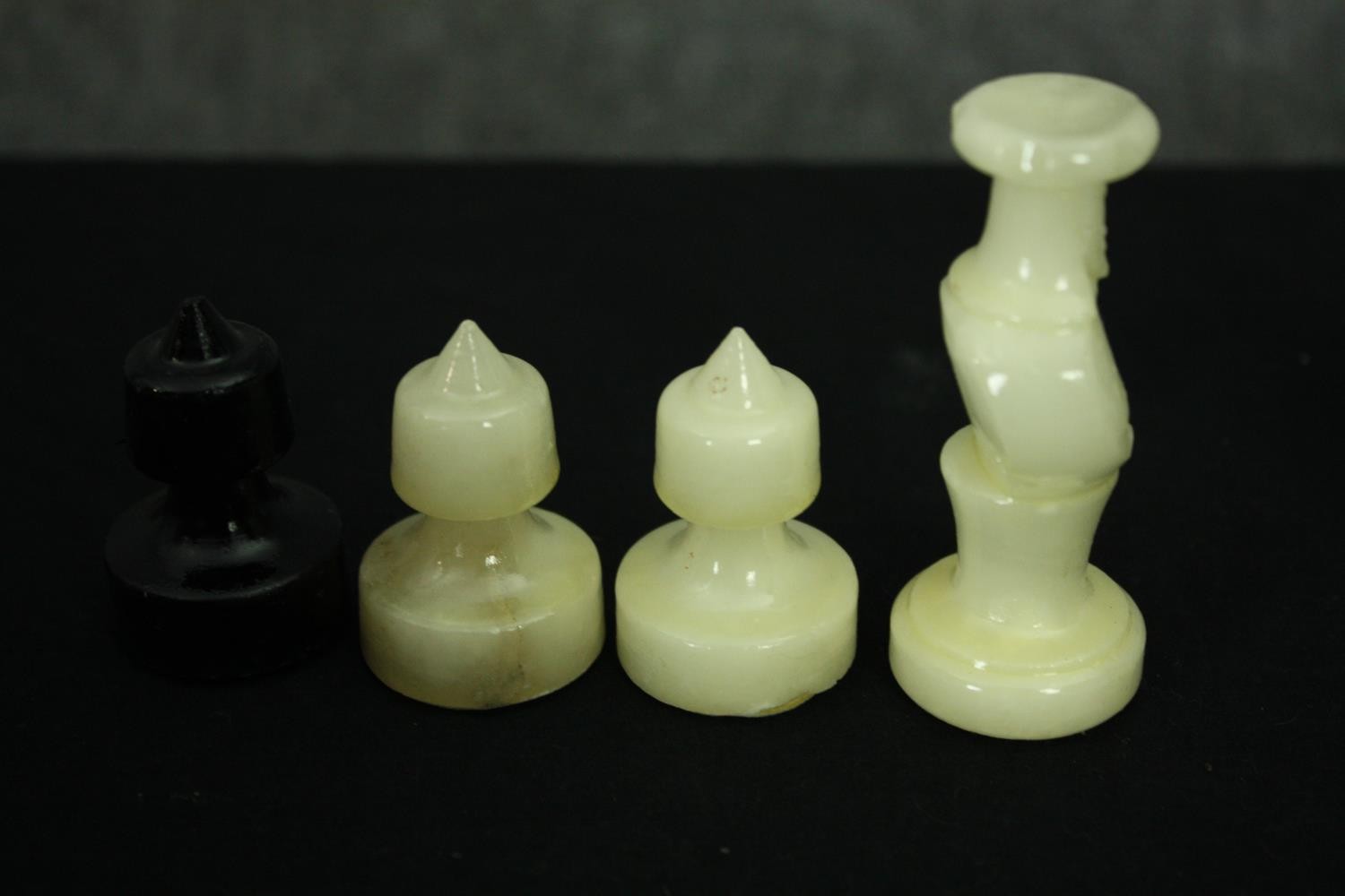 Two complete chess sets, carved wood and onyx. H.8cm. (largest). - Image 2 of 7