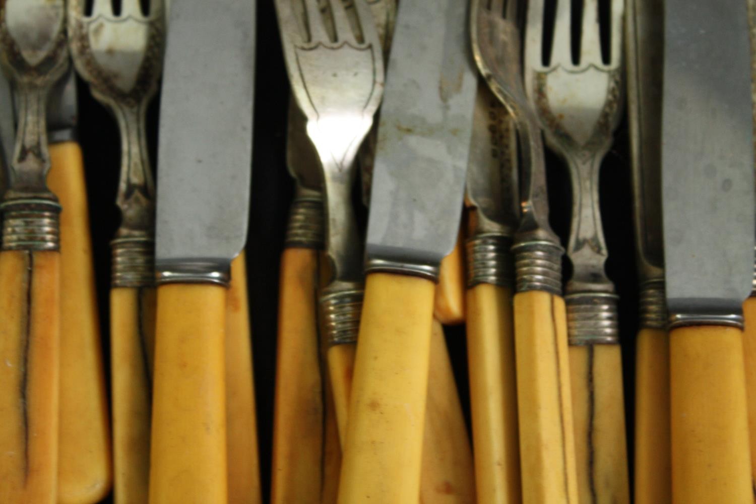 An extensive collection of mixed silver plated cutlery. L.32cm. (largest). - Image 8 of 8