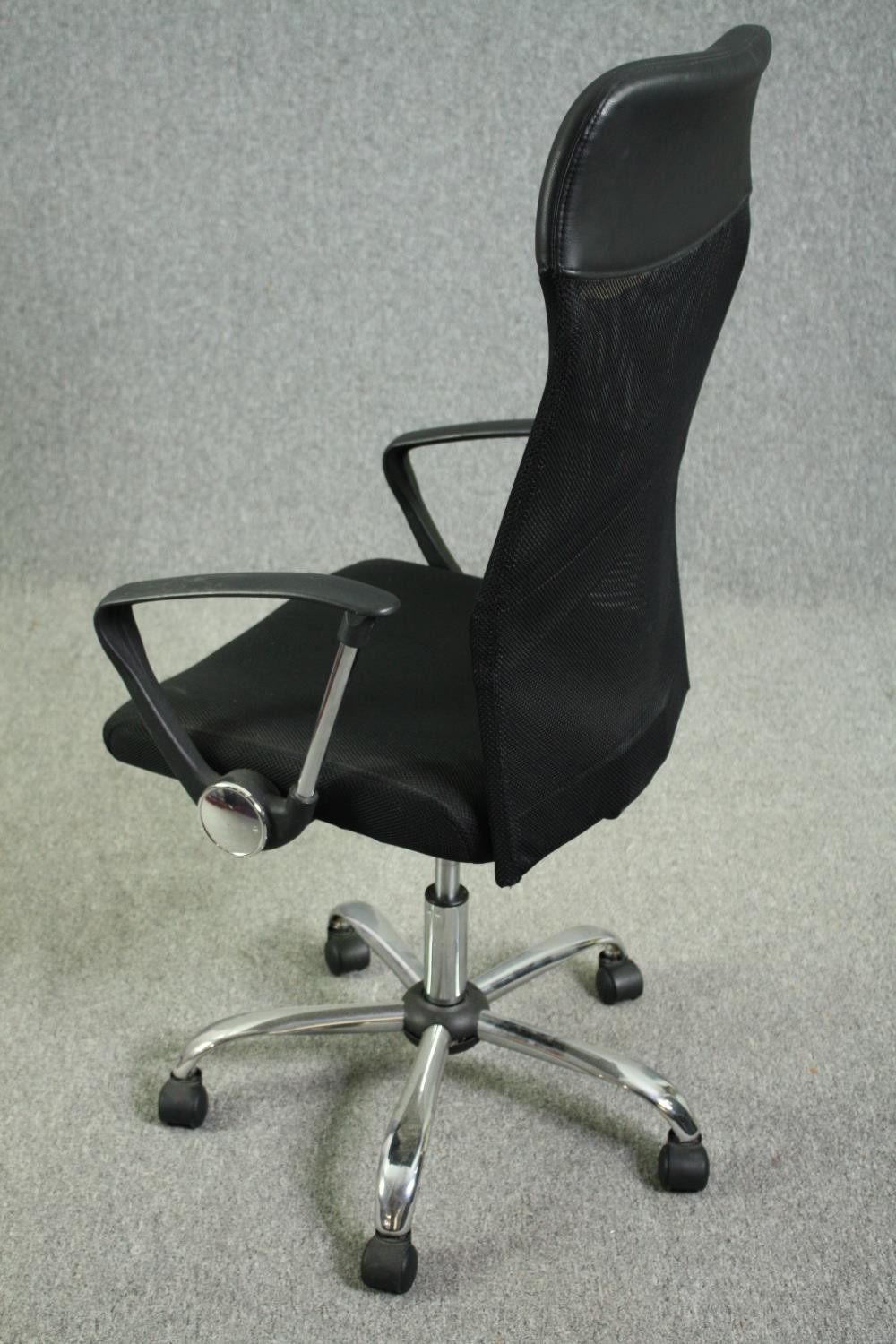 Office desk chair, contemporary with tilt and swivel mechanism. H.122cm. - Image 4 of 7