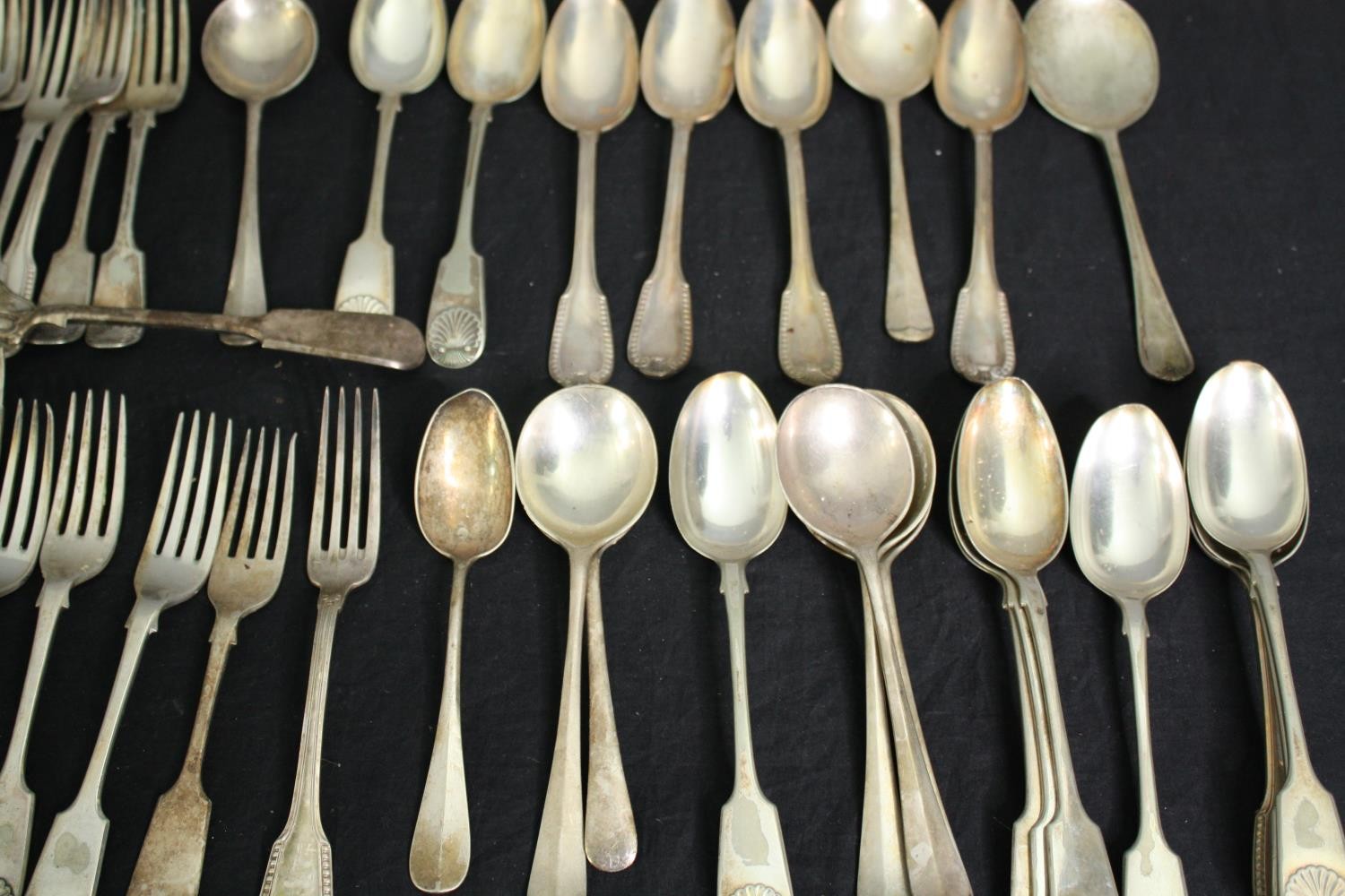 An extensive collection of mixed silver plated cutlery. L.32cm. (largest). - Image 2 of 8