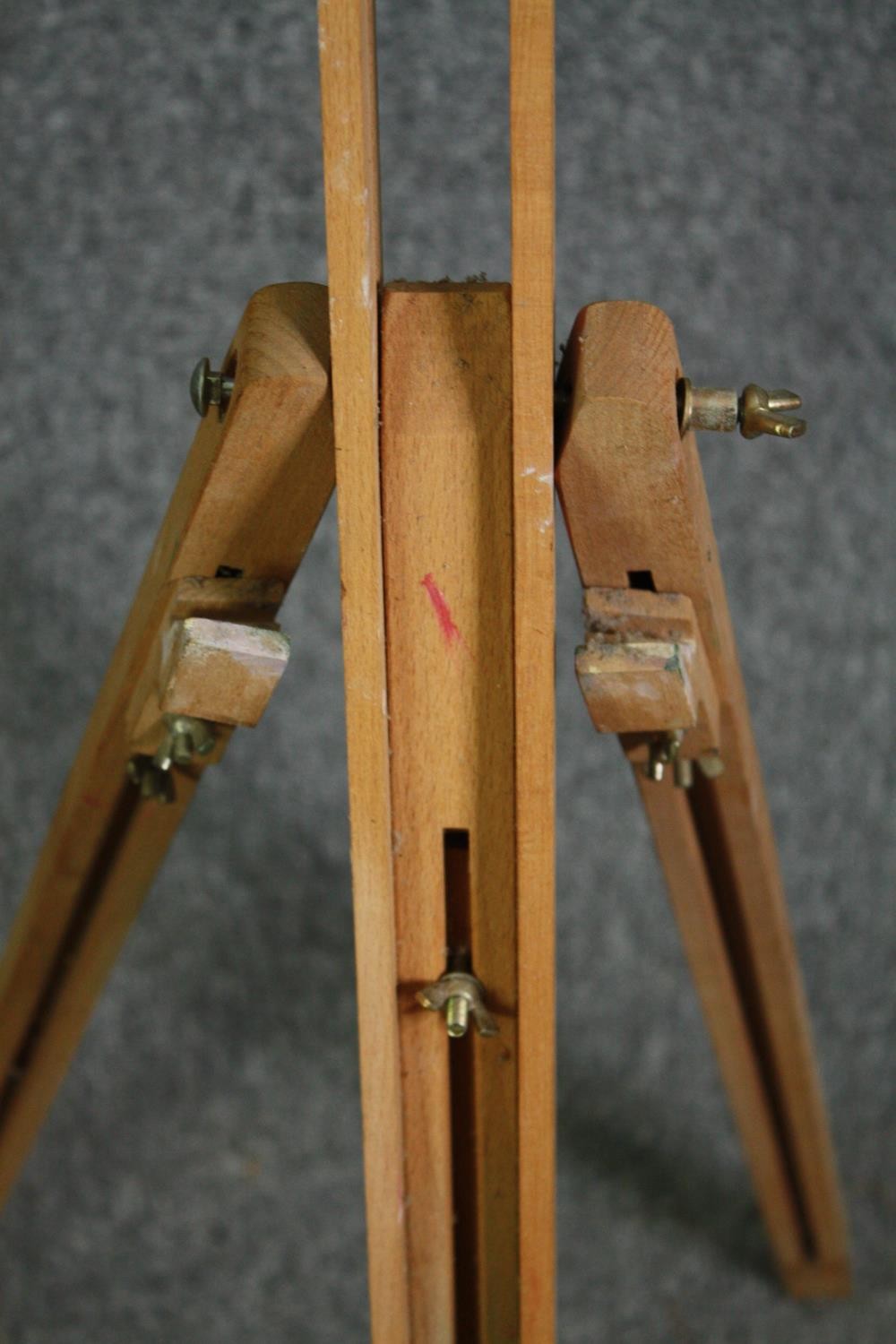 Two adjustable artist's easels. H.125cm. (as seen in photo). - Image 4 of 5