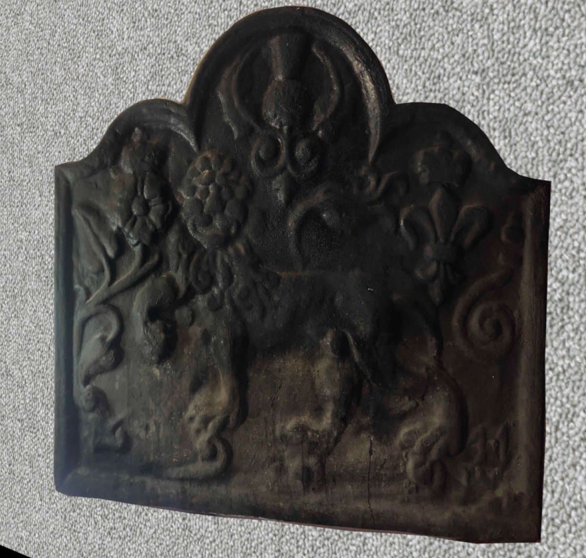 A cast iron fire back in the 17th century style with lion, rose, thistle and fleur-de-lys motifs. - Image 3 of 4