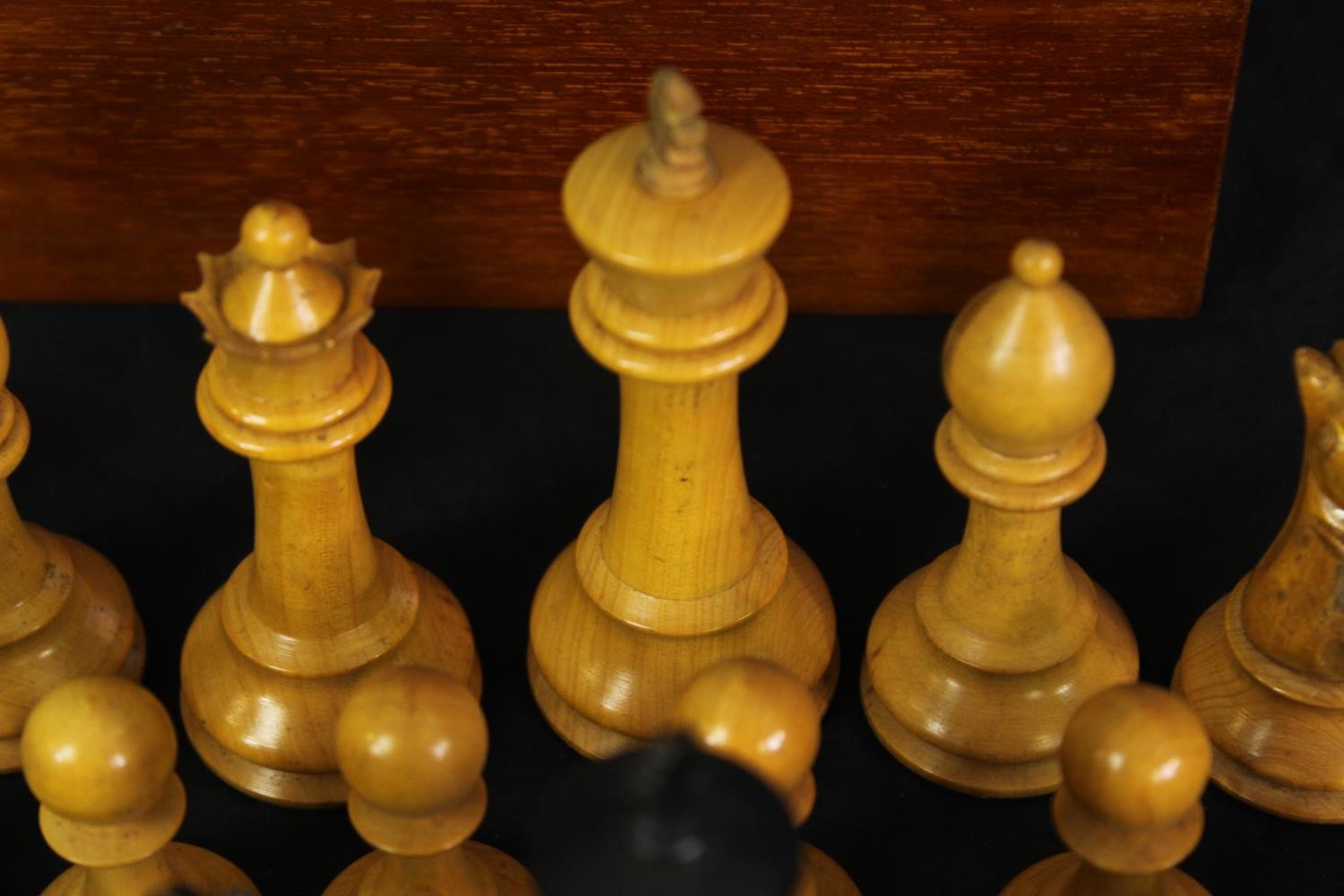 A C.1900 Staunton chess set, boxwood and ebony, boxed. H.10 W.21 D.16cm. (box). - Image 4 of 7