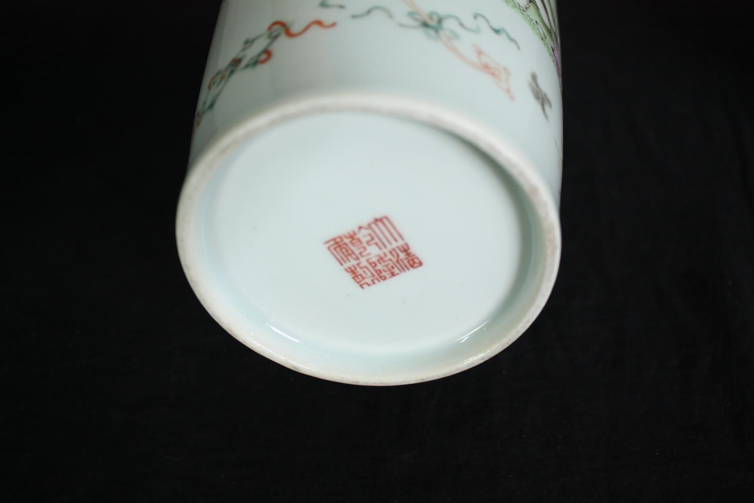 A boxed early 20th century Chinese hand painted Famille rose porcelain vase decorated with banana - Image 5 of 6