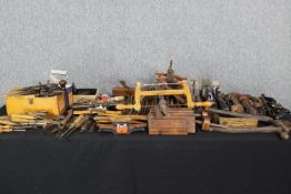 An extensive collection of vintage woodworking tools. L.47cm. (largest).