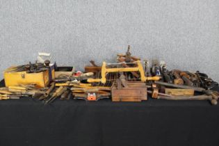 An extensive collection of vintage woodworking tools. L.47cm. (largest).