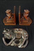 Vintage carved bookends and an ashtray. L.21cm. (largest).