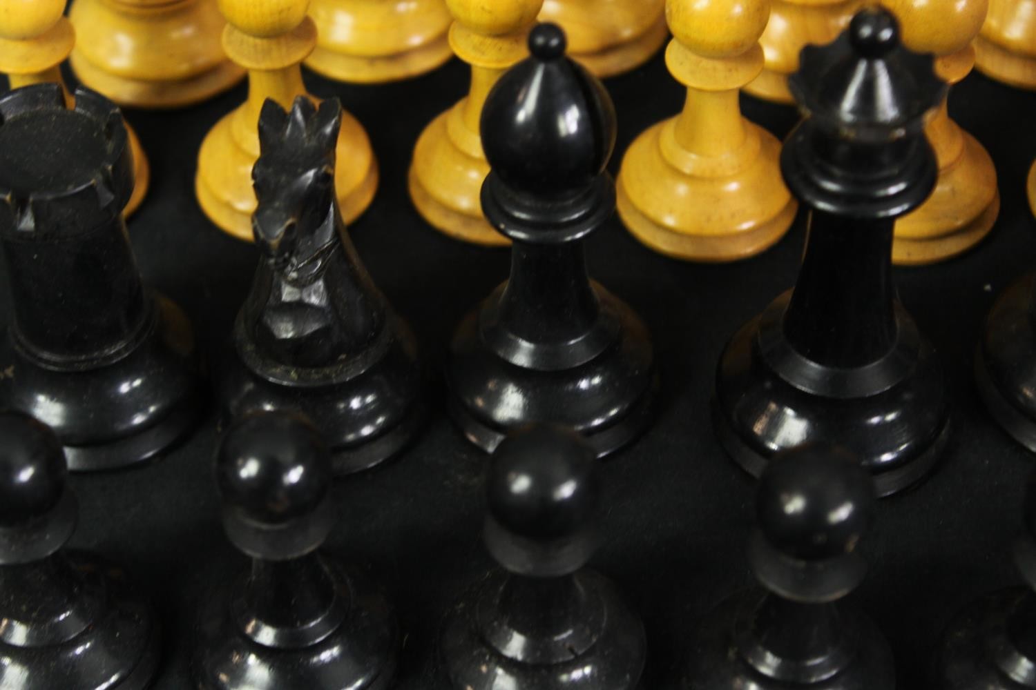 A C.1900 Staunton chess set, boxwood and ebony, boxed. H.10 W.21 D.16cm. (box). - Image 5 of 7