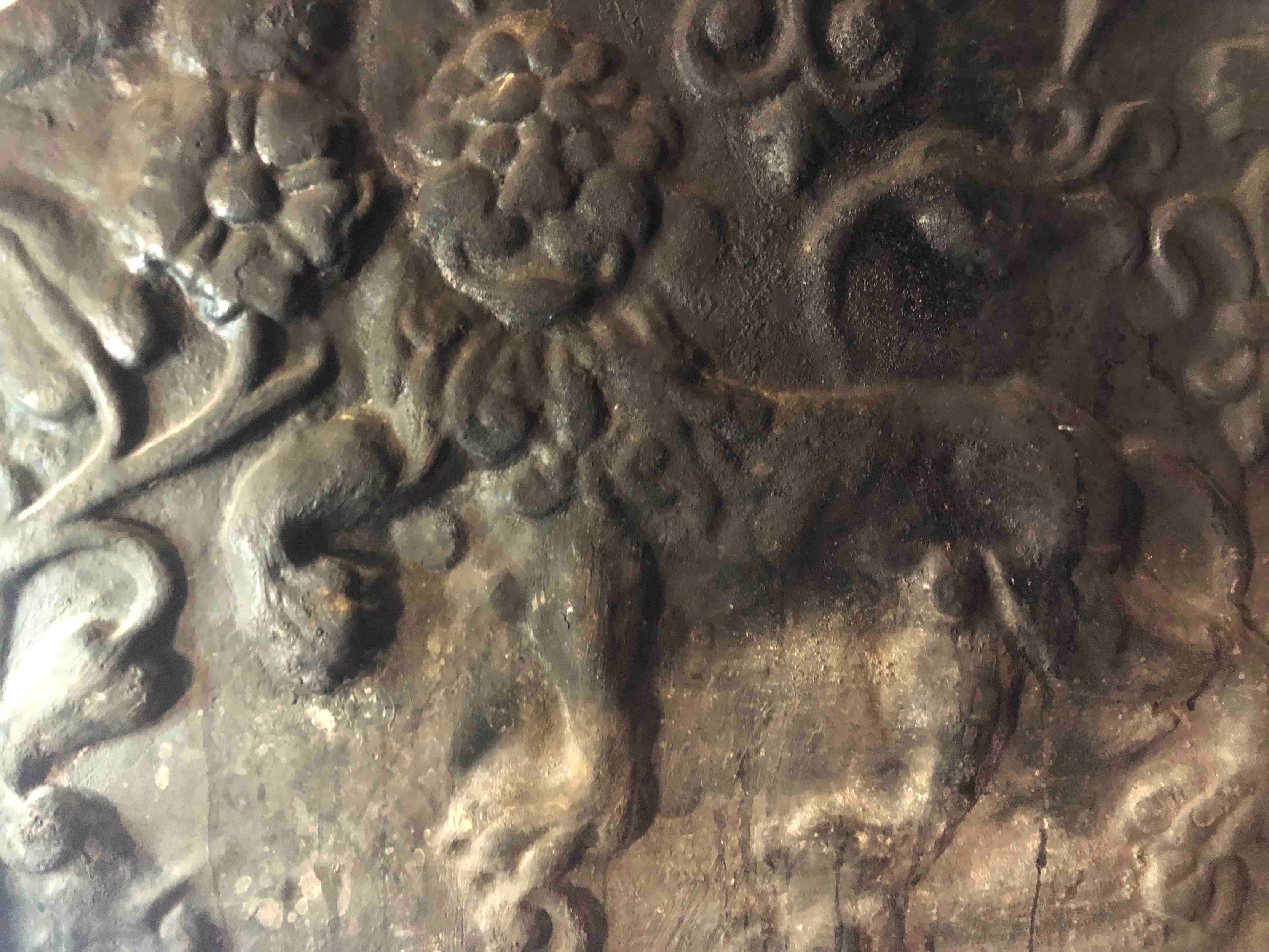 A cast iron fire back in the 17th century style with lion, rose, thistle and fleur-de-lys motifs. - Image 4 of 4