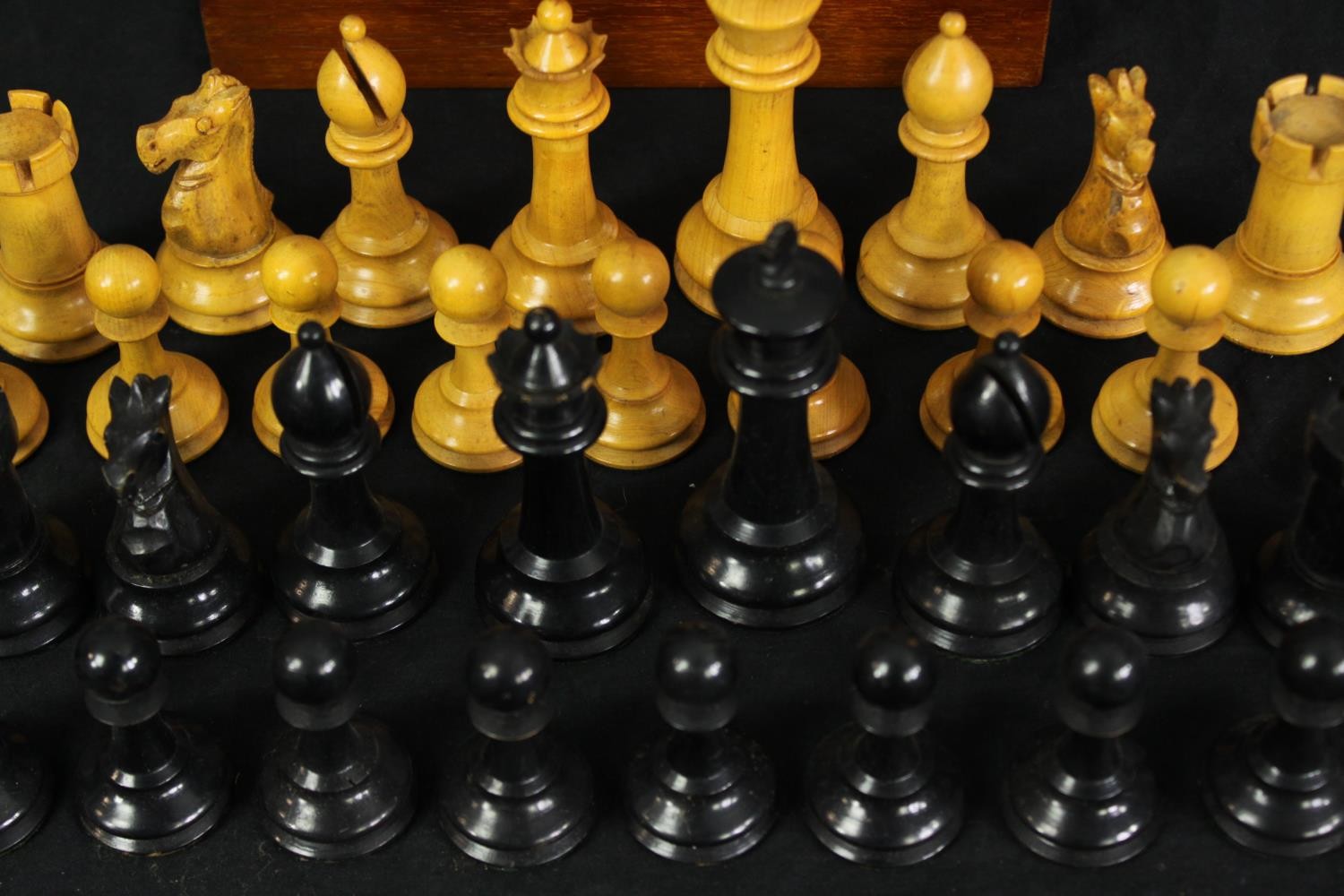 A C.1900 Staunton chess set, boxwood and ebony, boxed. H.10 W.21 D.16cm. (box). - Image 3 of 7