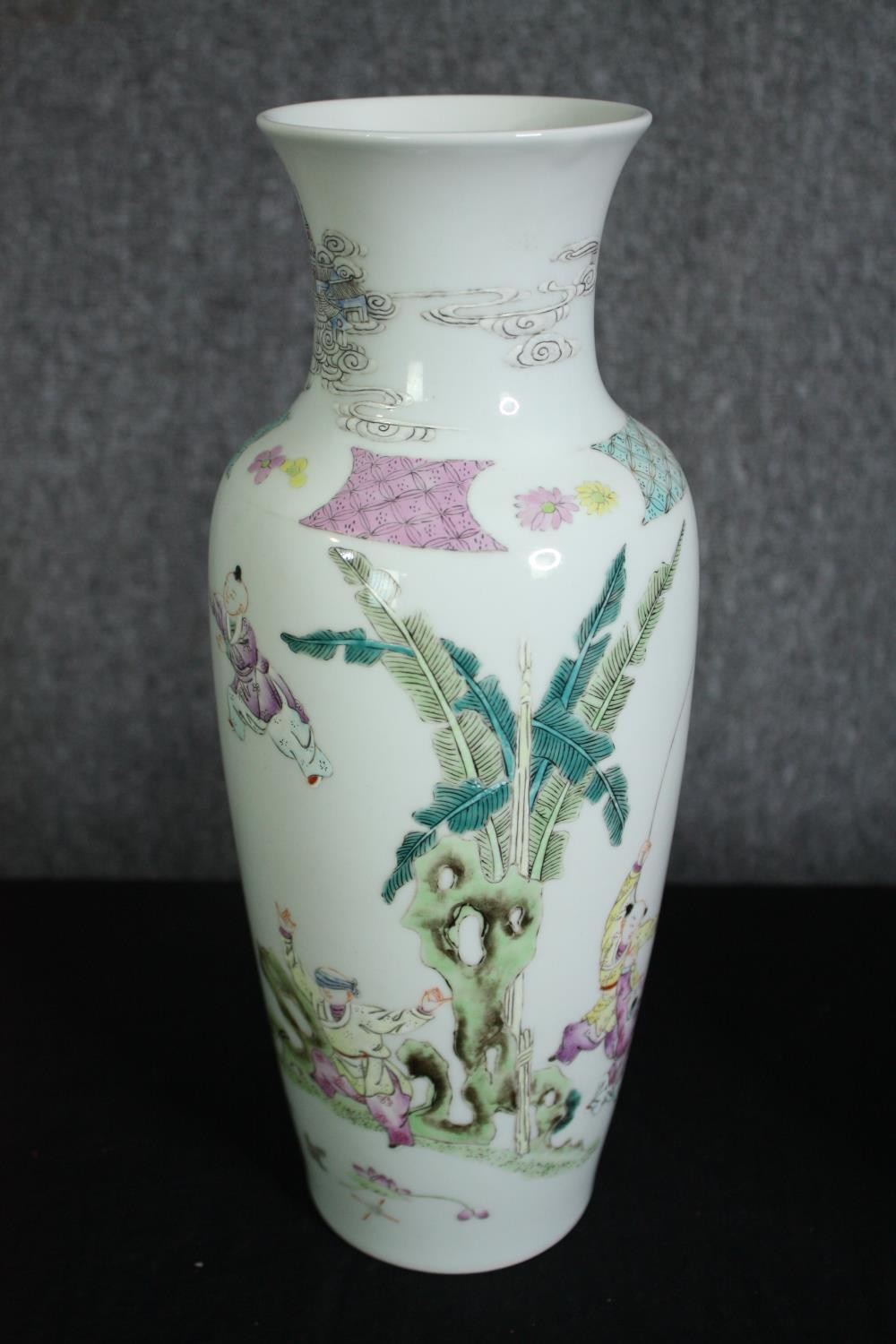 A boxed early 20th century Chinese hand painted Famille rose porcelain vase decorated with banana - Image 2 of 6