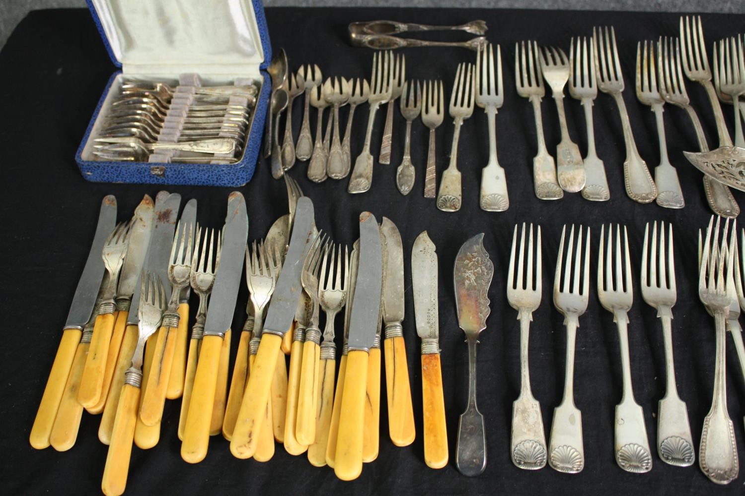 An extensive collection of mixed silver plated cutlery. L.32cm. (largest). - Image 4 of 8