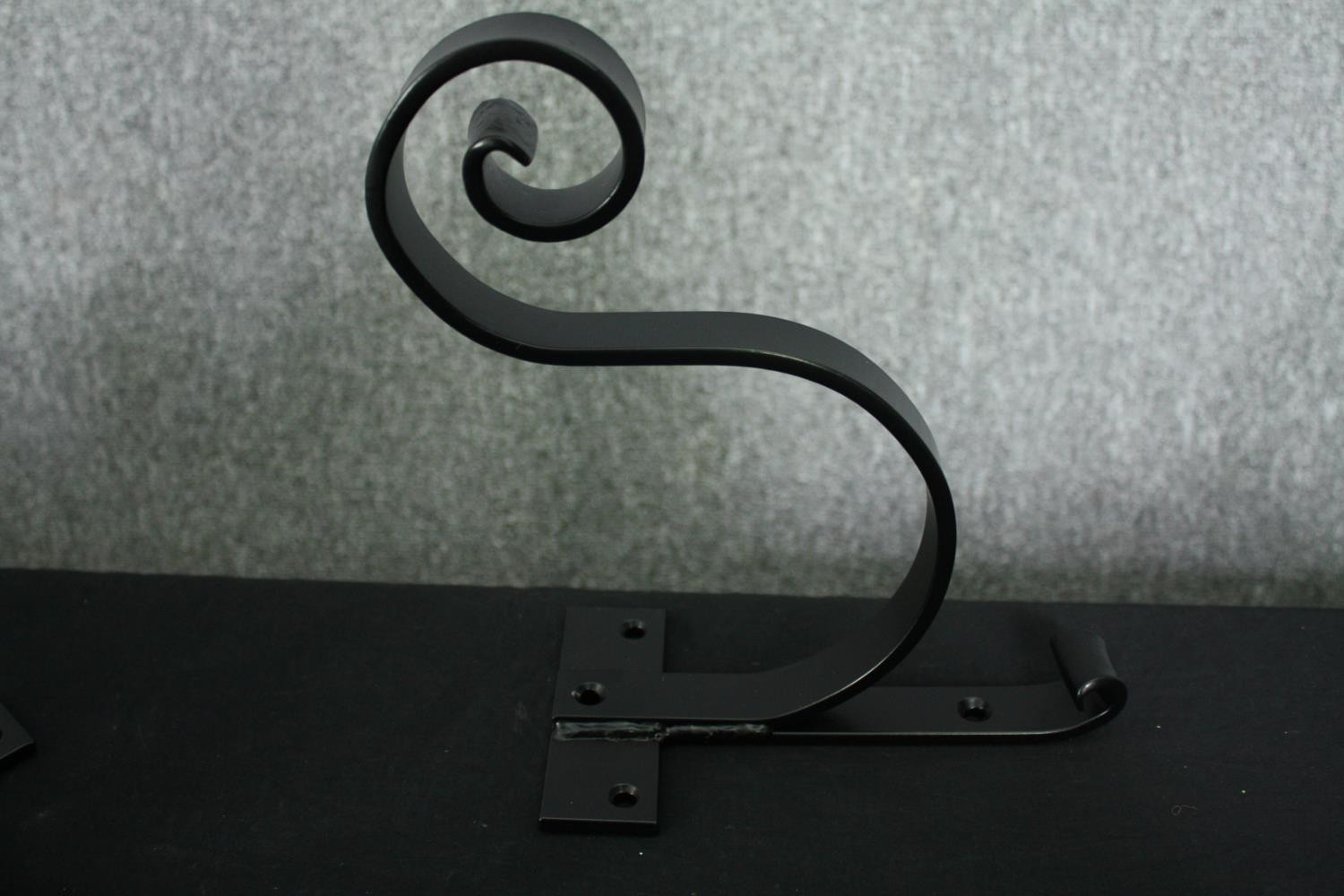 A collection of antique and later shelf brackets. H.31 W.26cm. (largest). - Bild 3 aus 7