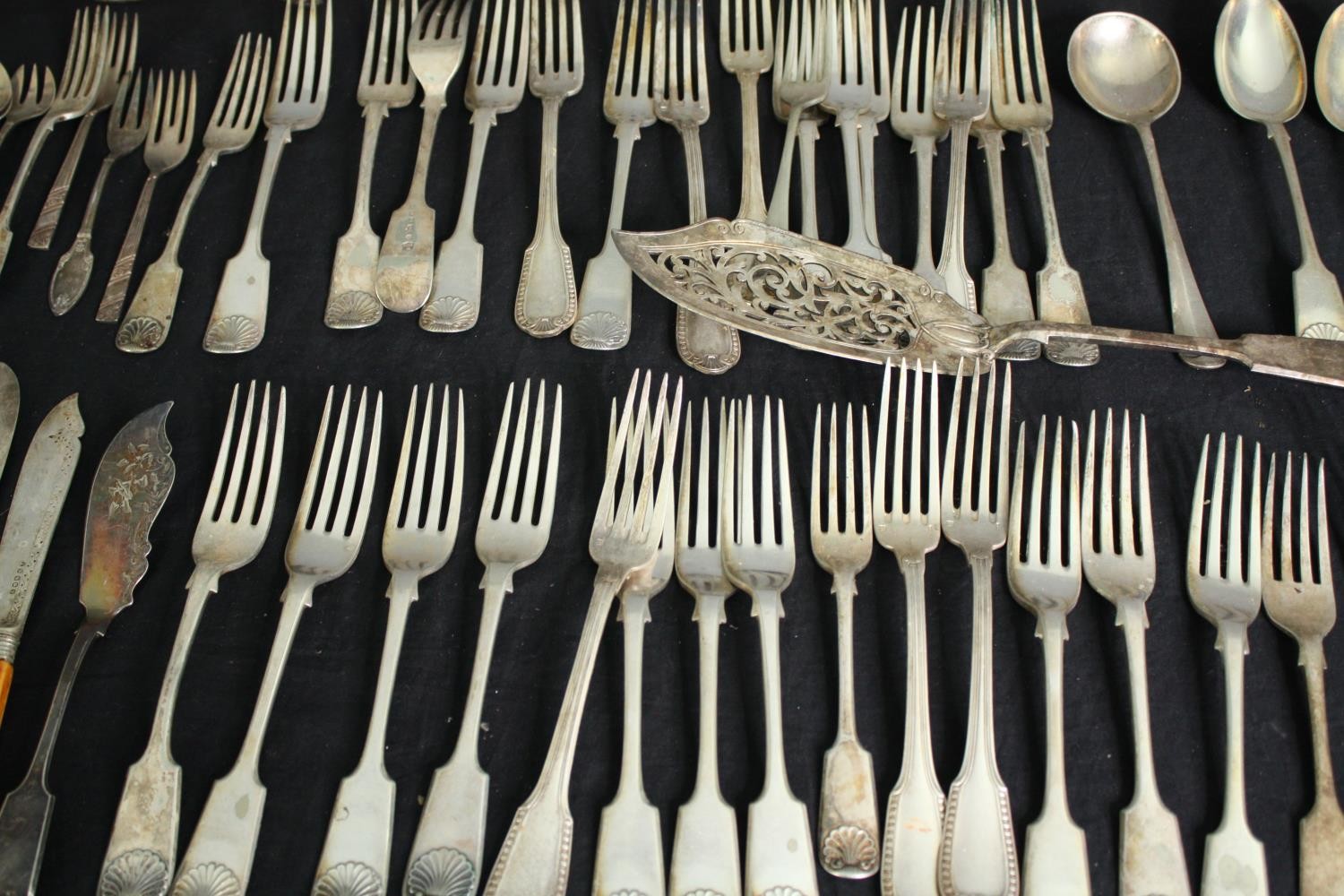 An extensive collection of mixed silver plated cutlery. L.32cm. (largest). - Image 3 of 8