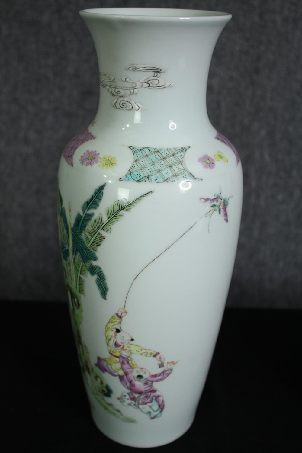 A boxed early 20th century Chinese hand painted Famille rose porcelain vase decorated with banana - Image 3 of 6