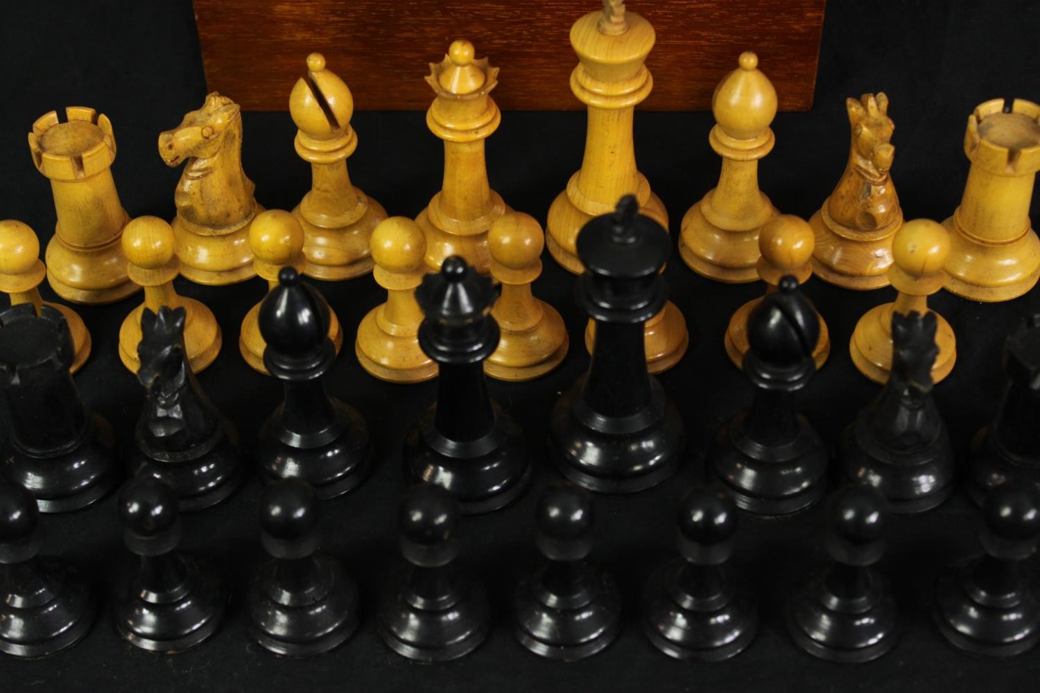 A C.1900 Staunton chess set, boxwood and ebony, boxed. H.10 W.21 D.16cm. (box). - Image 2 of 7