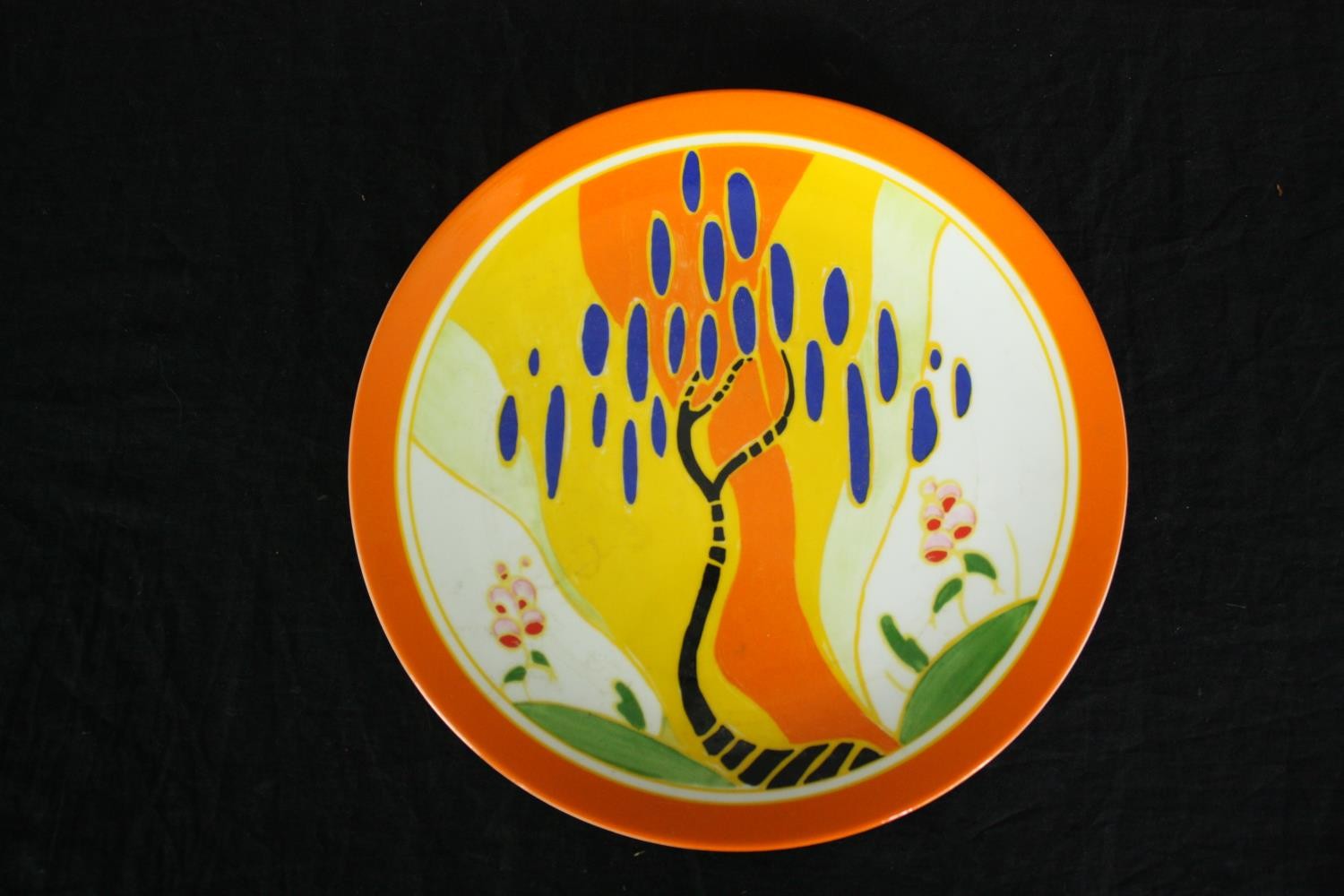 Three limited edition plates, to include Gustav Klimt and Clarice Cliff designs, includes one - Bild 5 aus 10