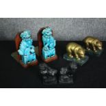 A pair of bronze Foo dogs, ceramic Foo dog bookends and a pair of gilt metal bears on marble