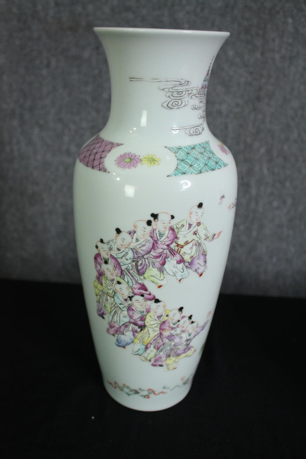 A boxed early 20th century Chinese hand painted Famille rose porcelain vase decorated with banana - Image 4 of 6