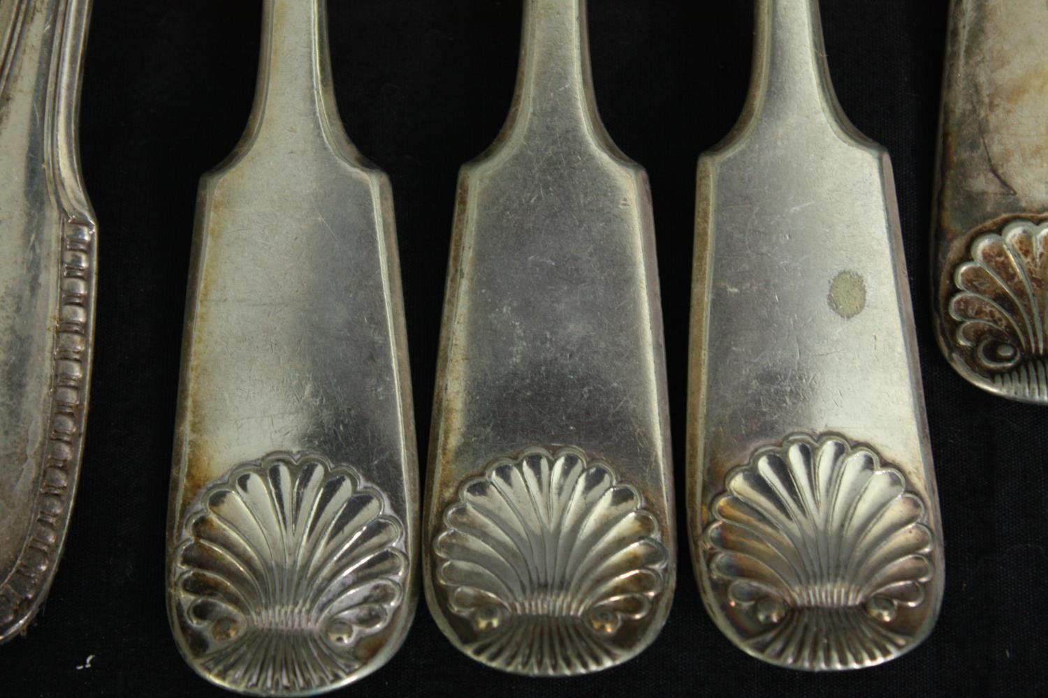 An extensive collection of mixed silver plated cutlery. L.32cm. (largest). - Image 7 of 8