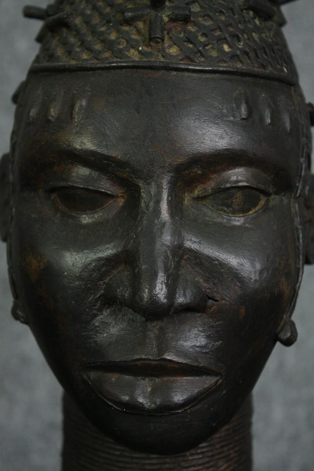 Benin Bronze Head of Idia, the Queen Mother of the Benin Empire, the mother of Oba Esigie. H.43cm. - Image 5 of 6