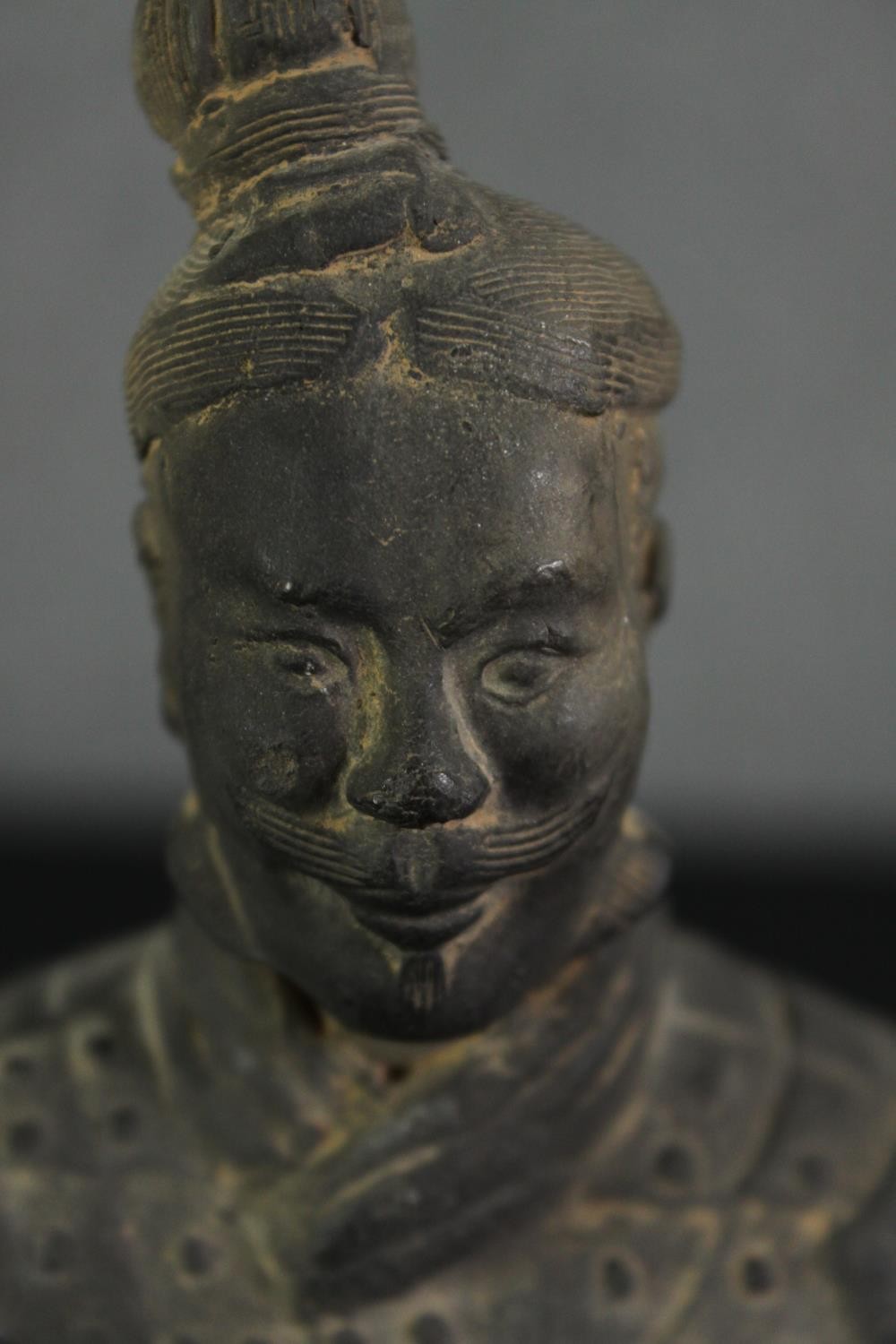 A Chinese terracotta warrior figure. H.37cm. - Image 6 of 6