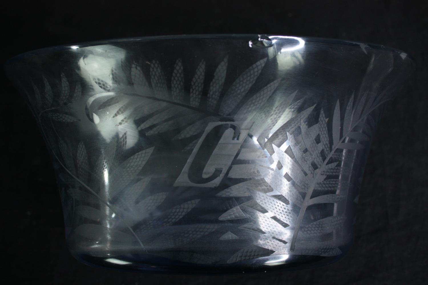 A cut crystal decanter and stopper, an etched glass blue bowl and two art glass pieces. H.33cm. ( - Image 13 of 13