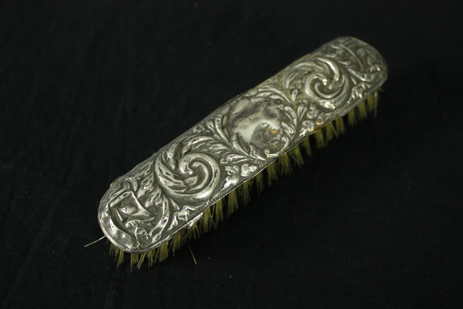 A silver repousse dressing set with foliate and floral design. A mirror and two brushes. Hallmarked: - Image 5 of 5