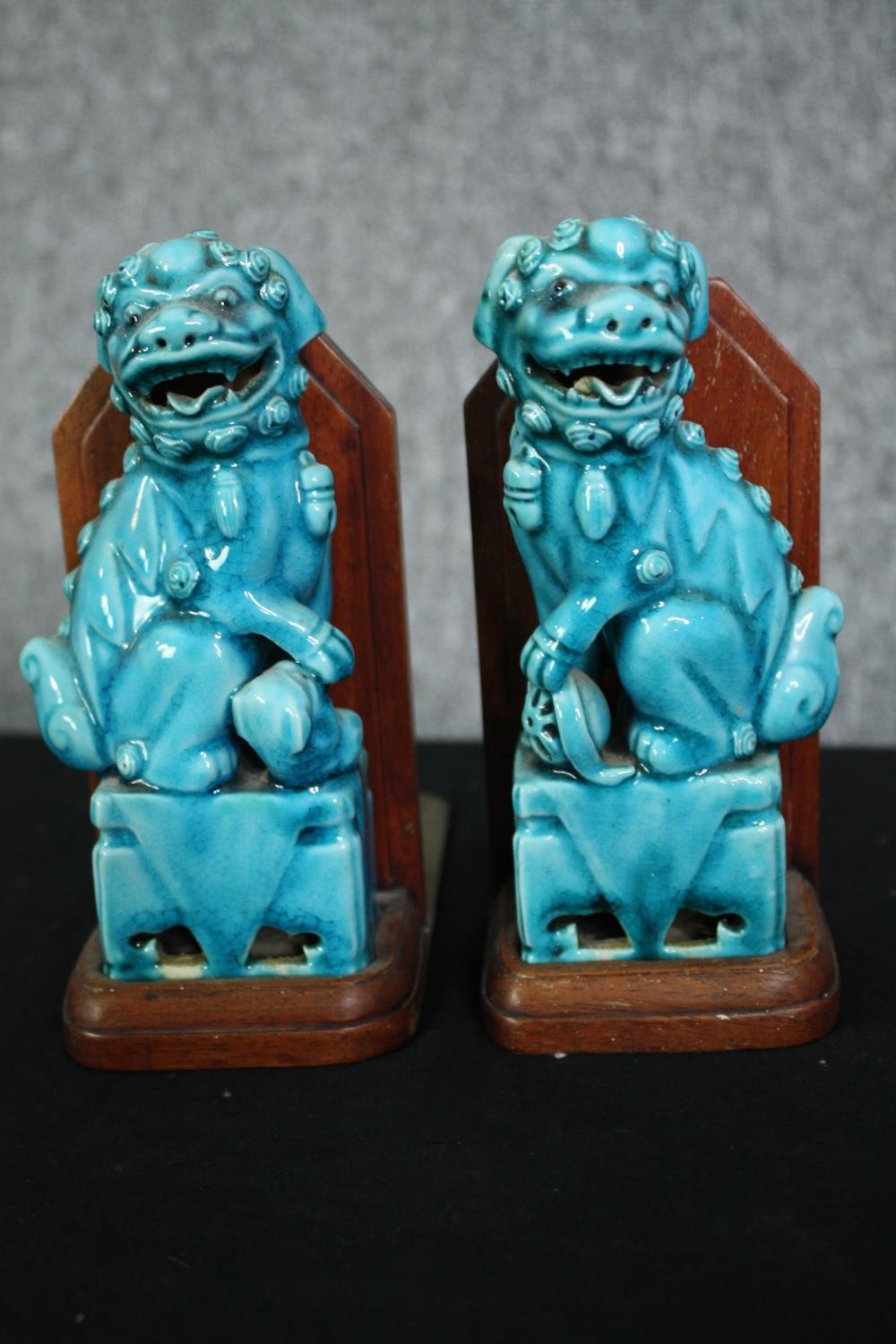 A pair of bronze Foo dogs, ceramic Foo dog bookends and a pair of gilt metal bears on marble - Image 3 of 9