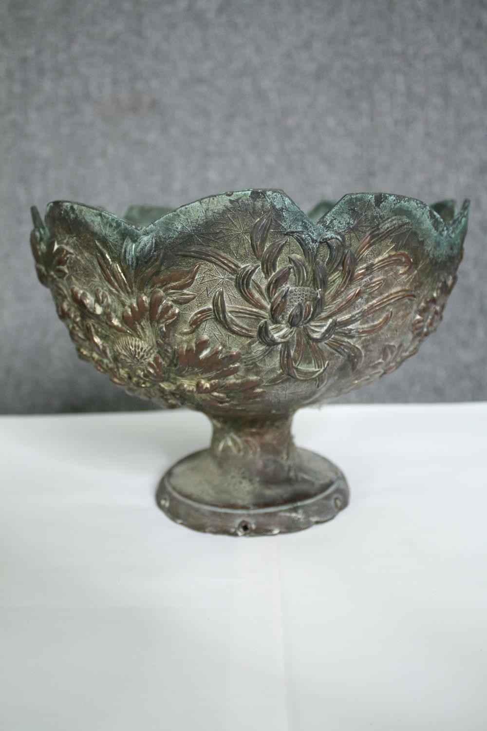 A 19th century Japanese bronze chrysanthemum design pedestal jardinière. H.18 Dia.24cm. - Image 3 of 8