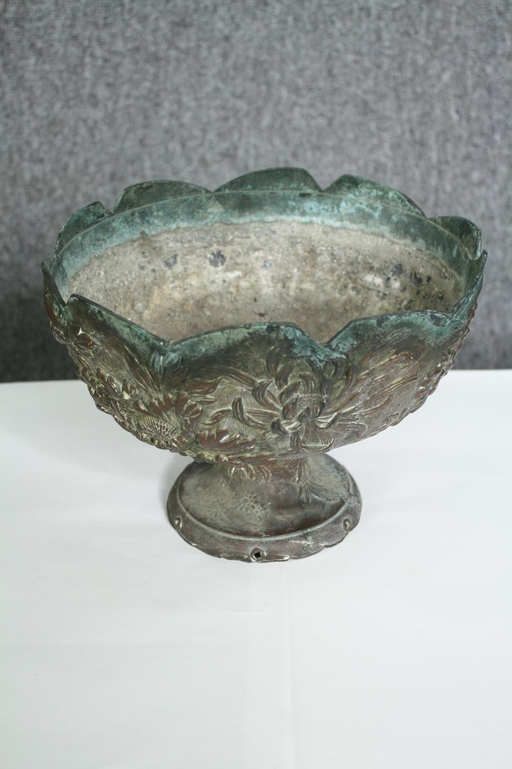 A 19th century Japanese bronze chrysanthemum design pedestal jardinière. H.18 Dia.24cm.