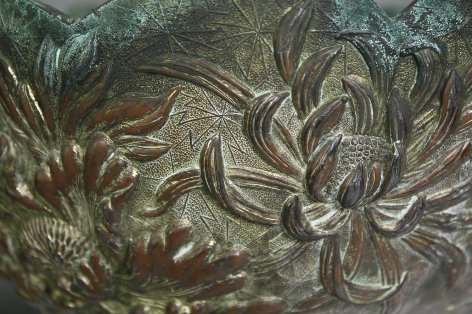 A 19th century Japanese bronze chrysanthemum design pedestal jardinière. H.18 Dia.24cm. - Image 4 of 8