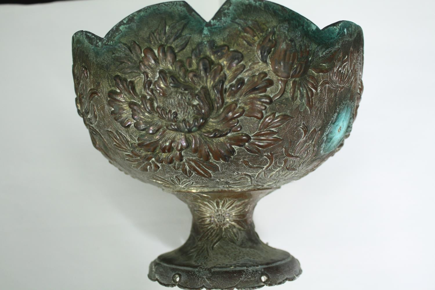 A 19th century Japanese bronze chrysanthemum design pedestal jardinière. H.18 Dia.24cm. - Image 7 of 8