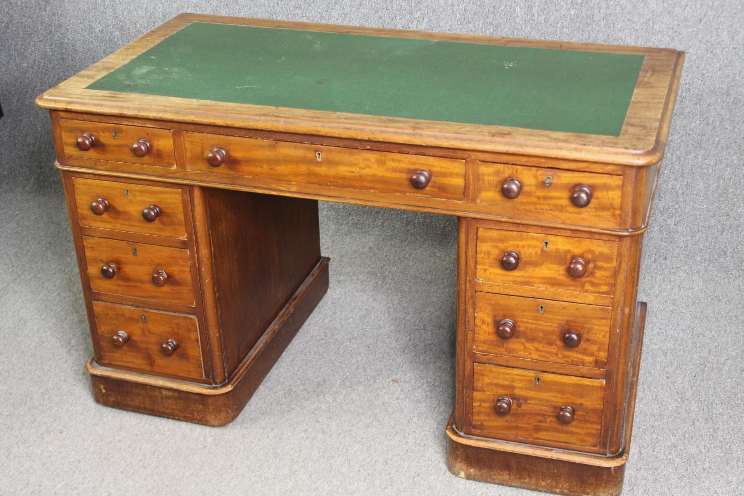 Pedestal desk, 19th century mahogany in three sections. H.76 W.122 D.68cm. - Image 3 of 7