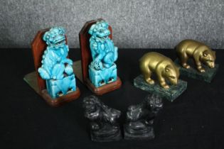 A pair of bronze Foo dogs, ceramic Foo dog bookends and a pair of gilt metal bears on marble