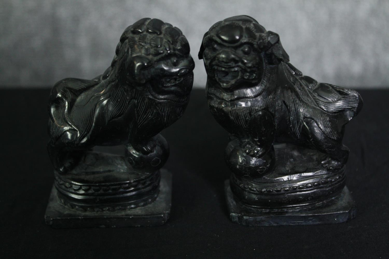 A pair of bronze Foo dogs, ceramic Foo dog bookends and a pair of gilt metal bears on marble - Image 4 of 9