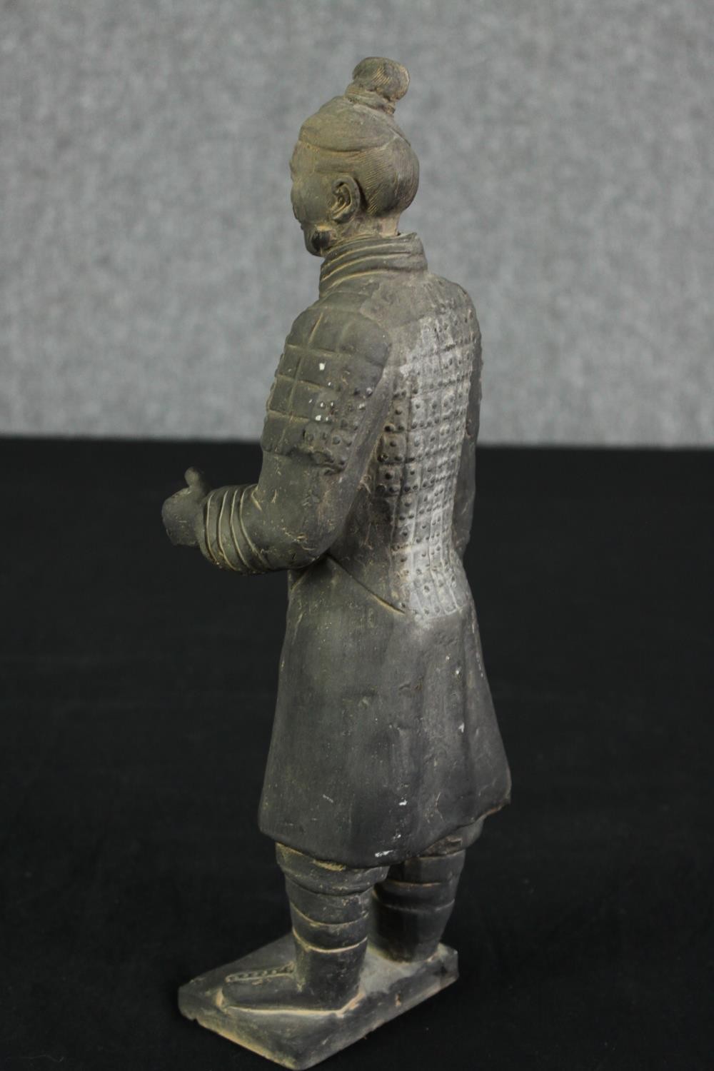 A Chinese terracotta warrior figure. H.37cm. - Image 5 of 6