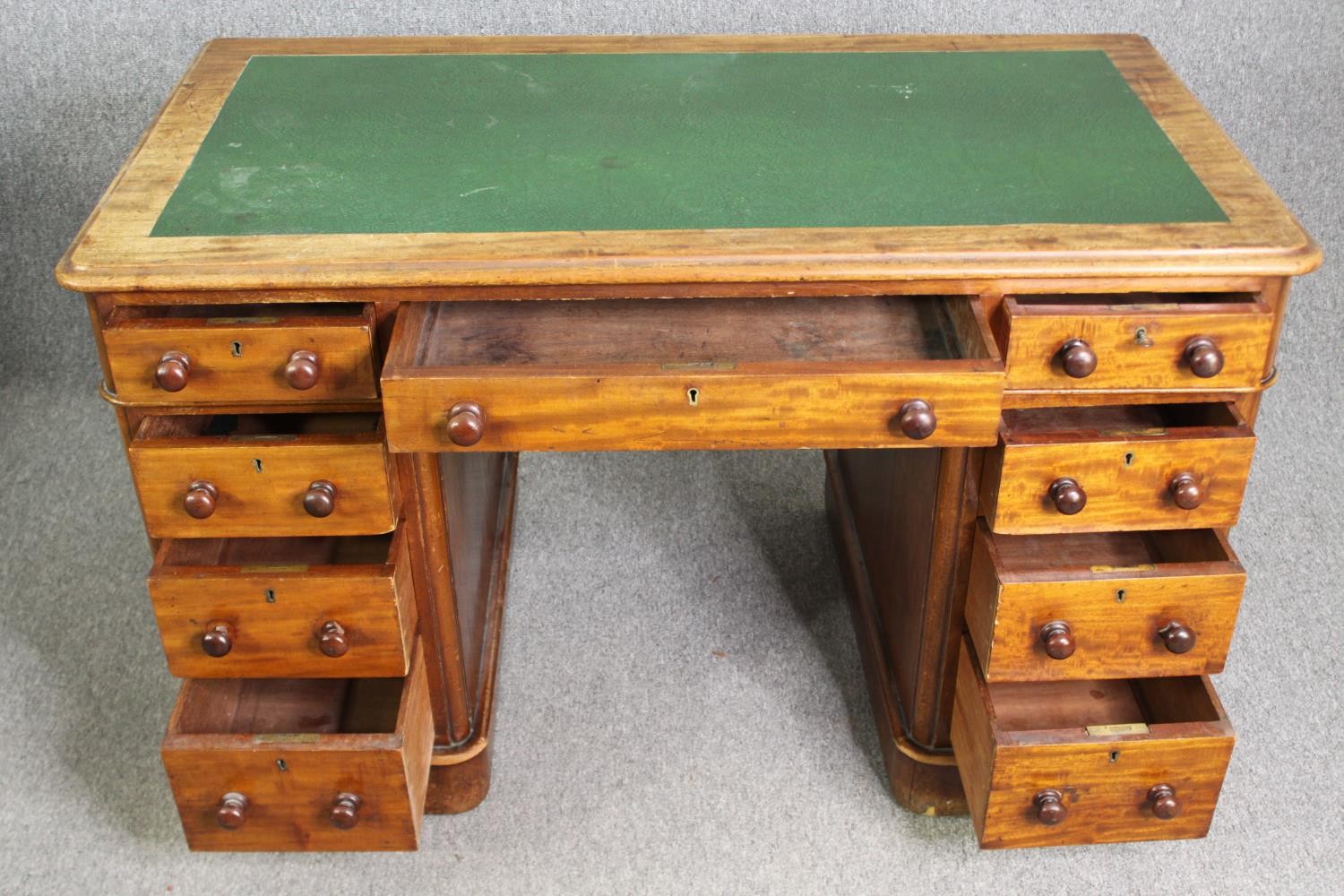 Pedestal desk, 19th century mahogany in three sections. H.76 W.122 D.68cm. - Image 5 of 7