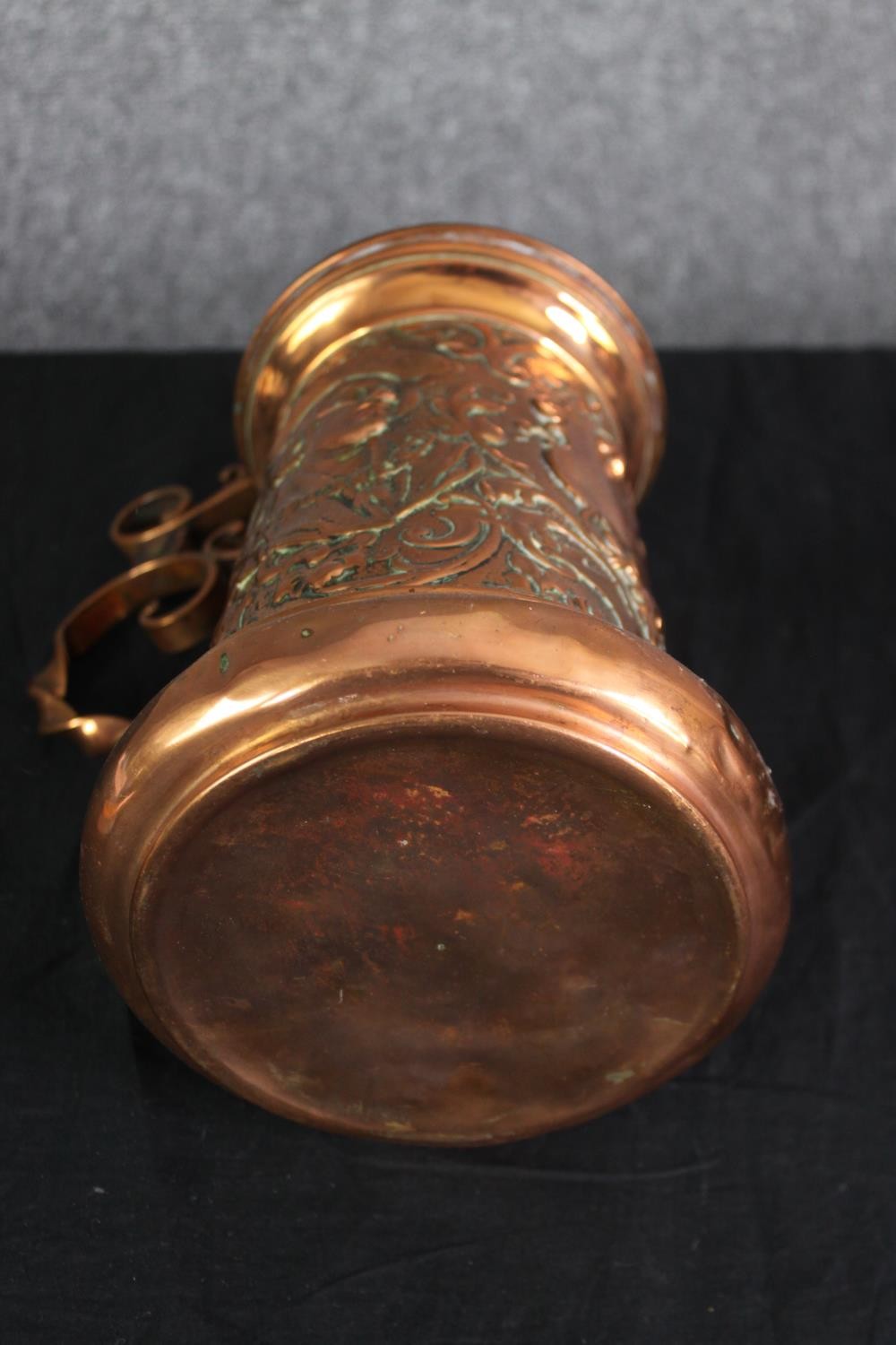 An antique copper kettle, and a tankard H.29cm. (largest). - Image 9 of 9