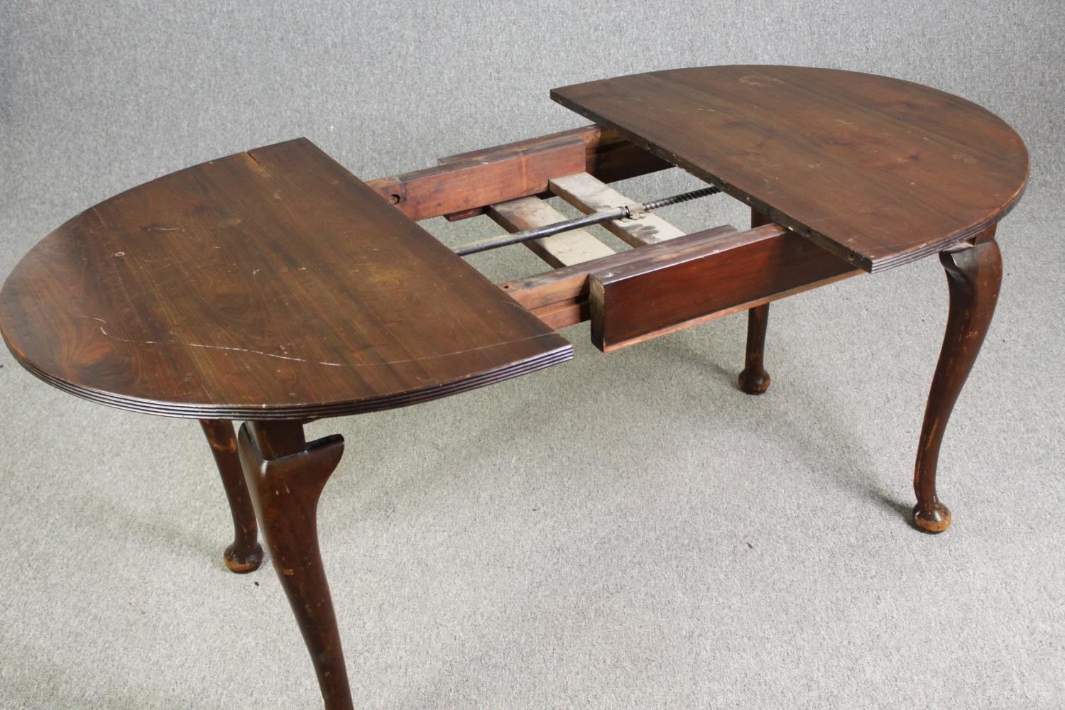 An extending mahogany dining table in George II style, early 20th Century, extra leaf with wind - Image 10 of 10