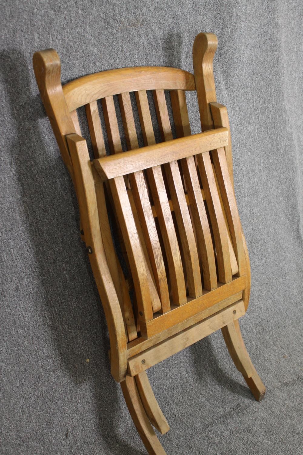 An oak folding steamer chair, first quarter 20th century, H.87 W.60 D.140cm. - Image 12 of 12