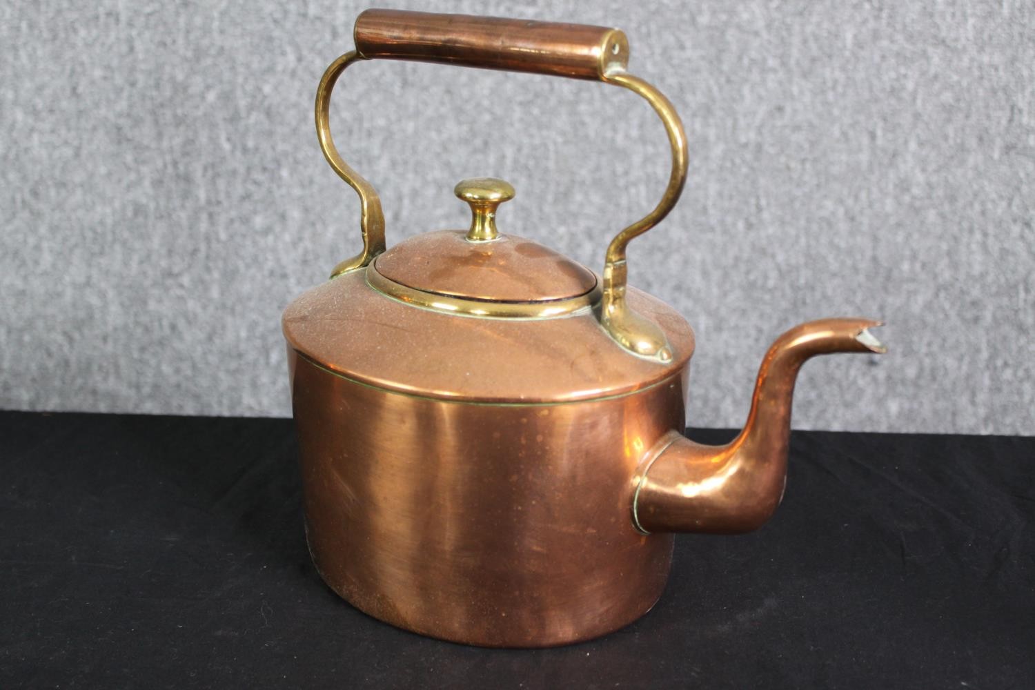 An antique copper kettle, and a tankard H.29cm. (largest). - Image 4 of 9