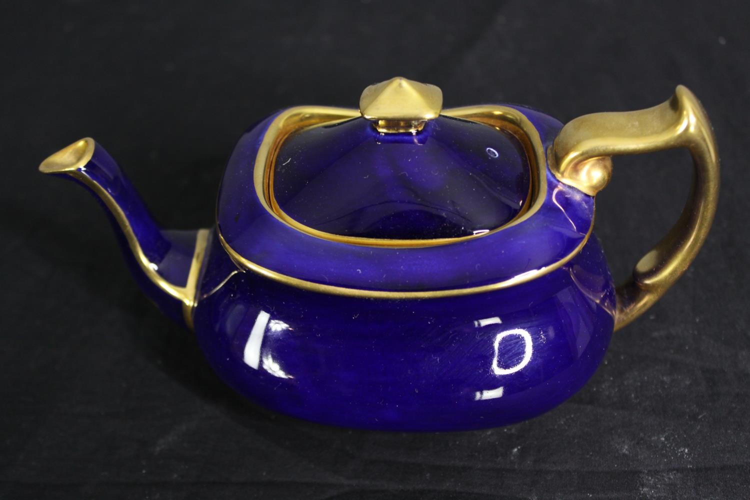 A Carltonware Bleu Royale part tea service, including six cups and saucers. Dia.19cm. (largest). - Image 5 of 8