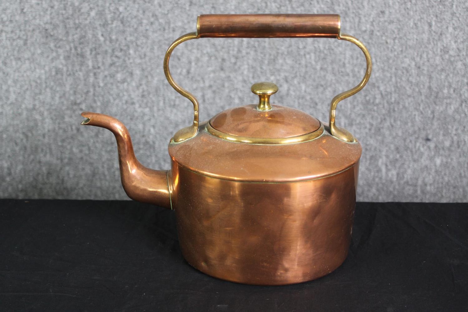 An antique copper kettle, and a tankard H.29cm. (largest). - Image 2 of 9