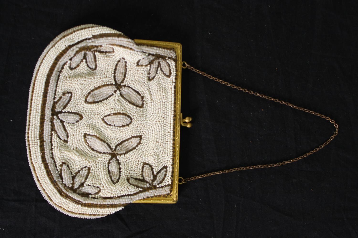 A group of various vintage evening purses. H.30 W.18cm. (largest). - Image 8 of 29