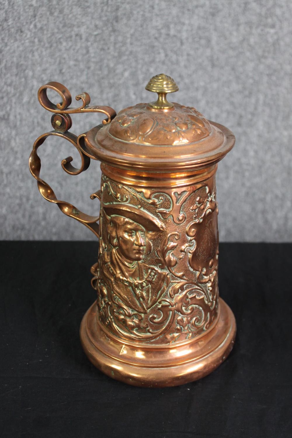 An antique copper kettle, and a tankard H.29cm. (largest). - Image 8 of 9