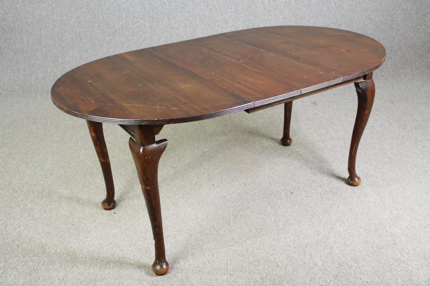 An extending mahogany dining table in George II style, early 20th Century, extra leaf with wind - Image 8 of 10