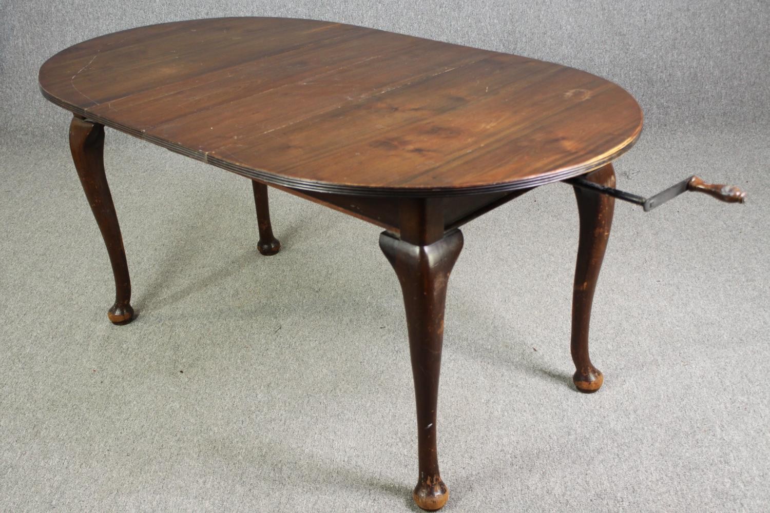 An extending mahogany dining table in George II style, early 20th Century, extra leaf with wind - Image 6 of 10
