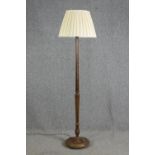 A walnut standard lamp, 20th century. H.183cm.
